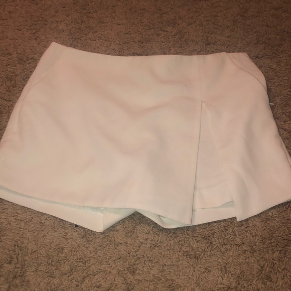 White skort - Picture 2 of 2